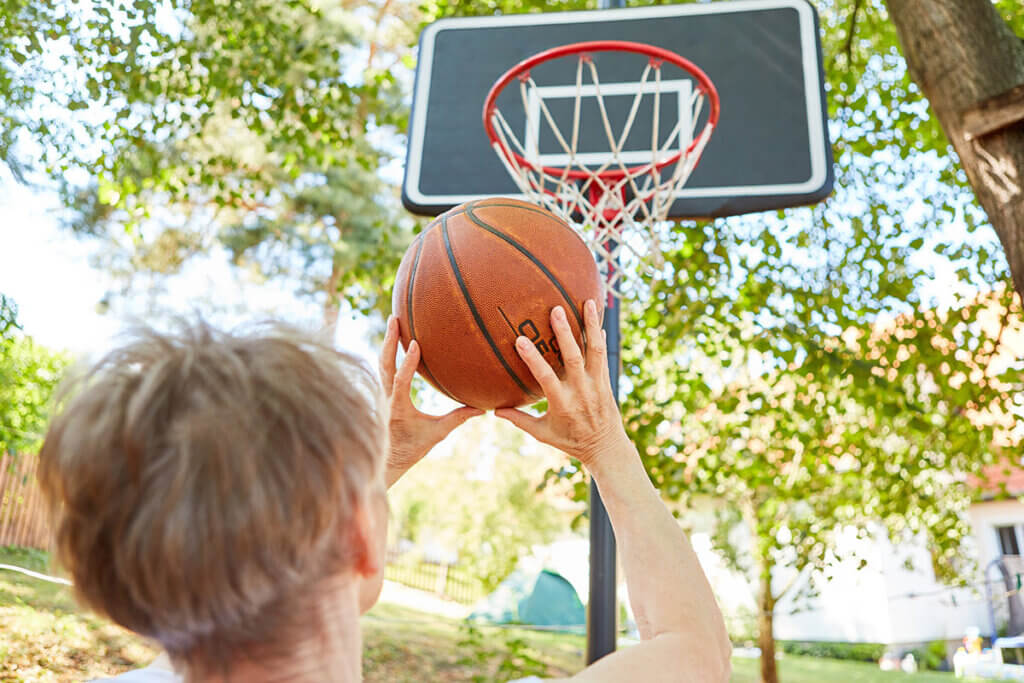older person at free throw