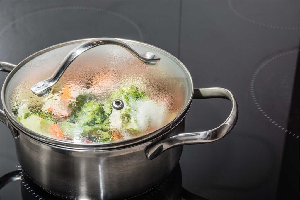 cook vegetables in one pot with lid