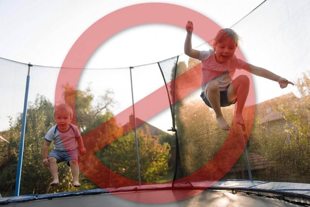 Children should not be on the trampoline in pairs. They can quickly lose their balance and bump into each other painfully.
