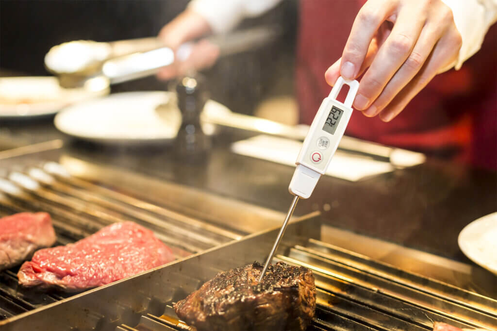 temperature measure from steak on a grill