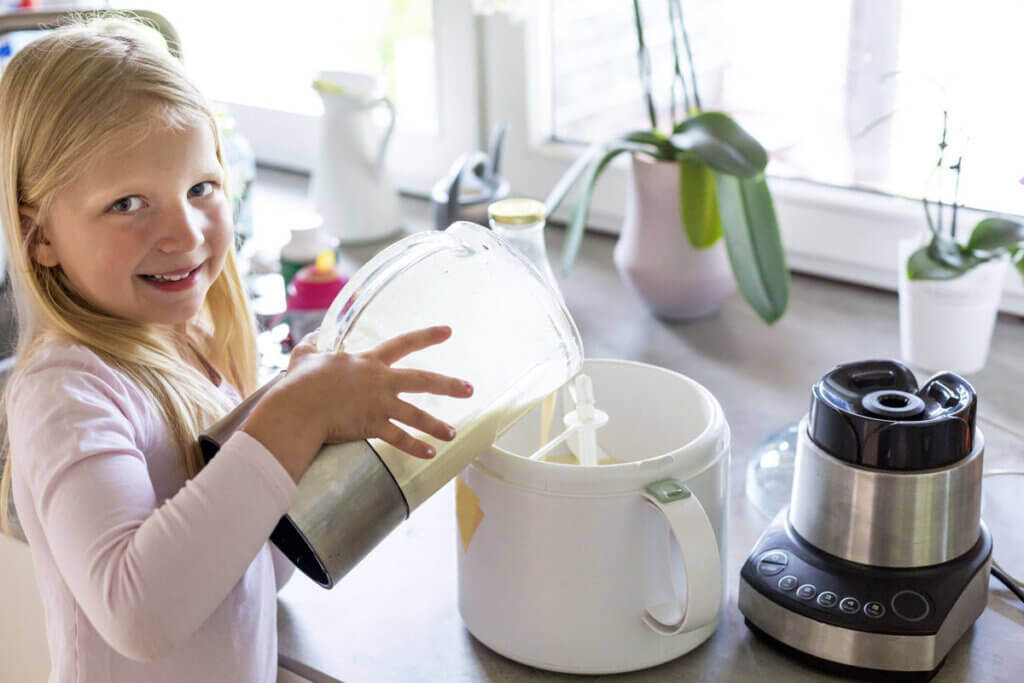 little girl uses ice cream machine