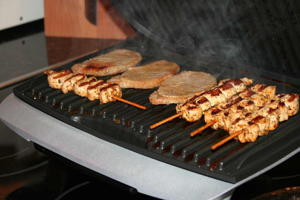 sandwich grill meat slices and spits on grill