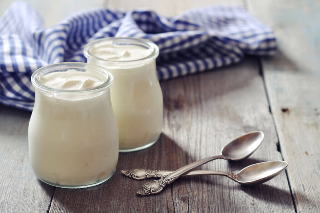 greek yoghurt in glass